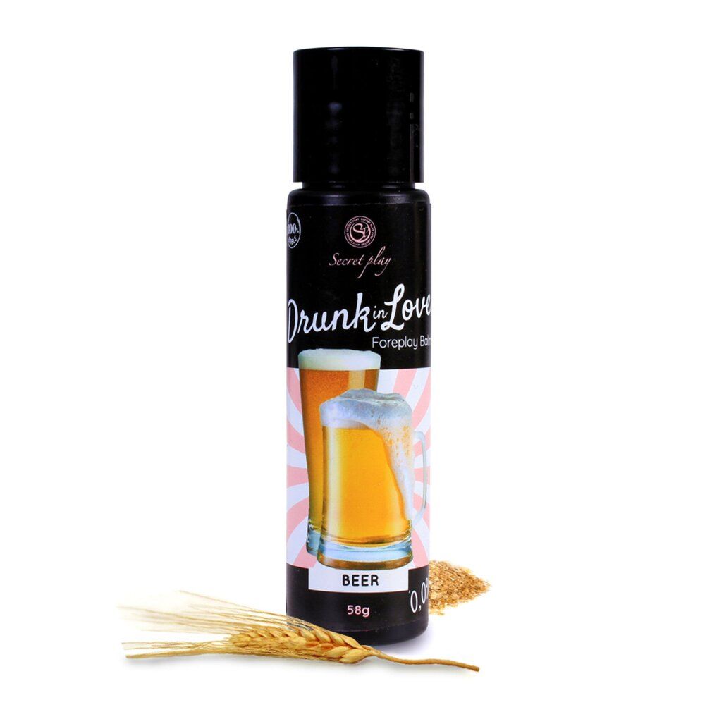 Schwarze Flasche mit "Drunk in Love Foreplay Balm". Bierkrug-Abbildung. Aufschrift "BEER". Ähren und Körner daneben.