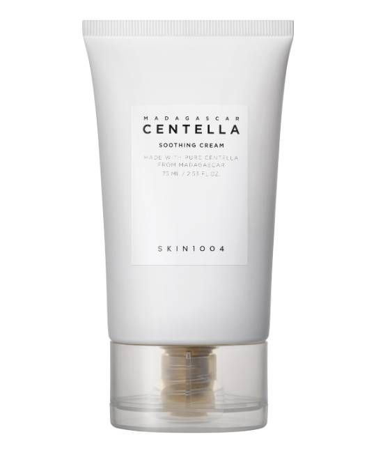 Weiße Tube mit Produktaufdruck. Klare Basis. Text: MADAGASCAR CENTELLA, SOOTHING CREAM, SKIN1004.