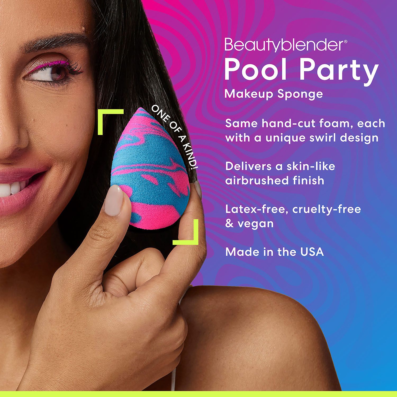 Frau hält Beautyblender Pool Party. Pink-Blau-Schwamm. Text: Makeup Sponge, One of a Kind, Latex-frei, vegan.