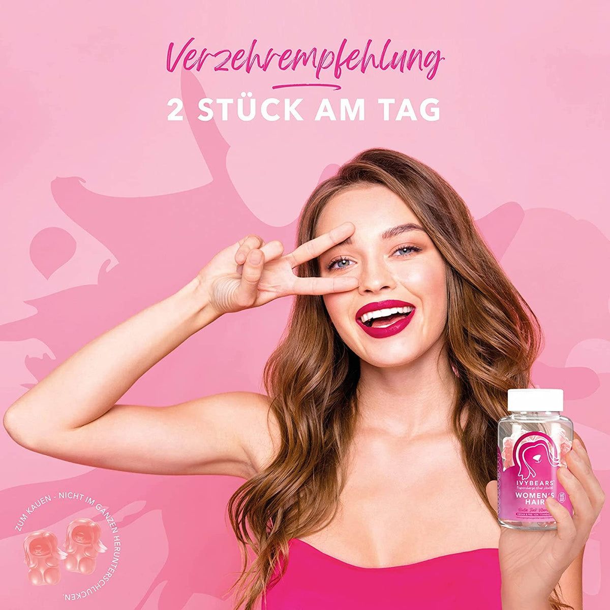 Frau zeigt Victory-Zeichen. Sie hält eine Flasche. Aufschrift: „IvyBears Women's Hair“.