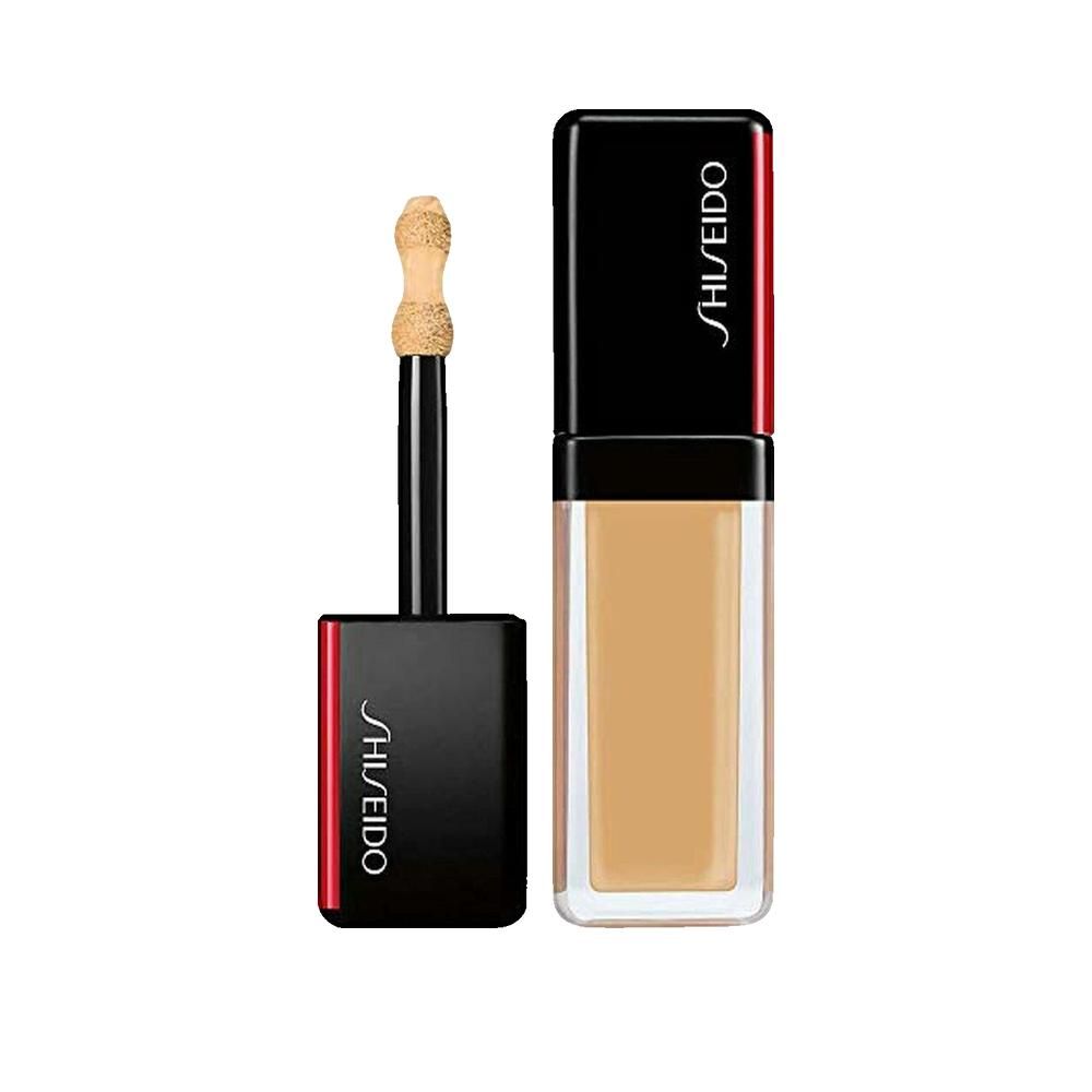 Concealer-Behälter. Schwarze Kappe mit rotem Akzent. Applikator. Produkt sichtbar.
