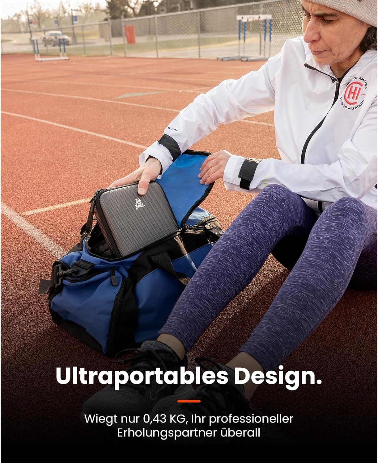 Graue, kompakte Transporttasche für eine Massagepistole, passend für Sporttasche.