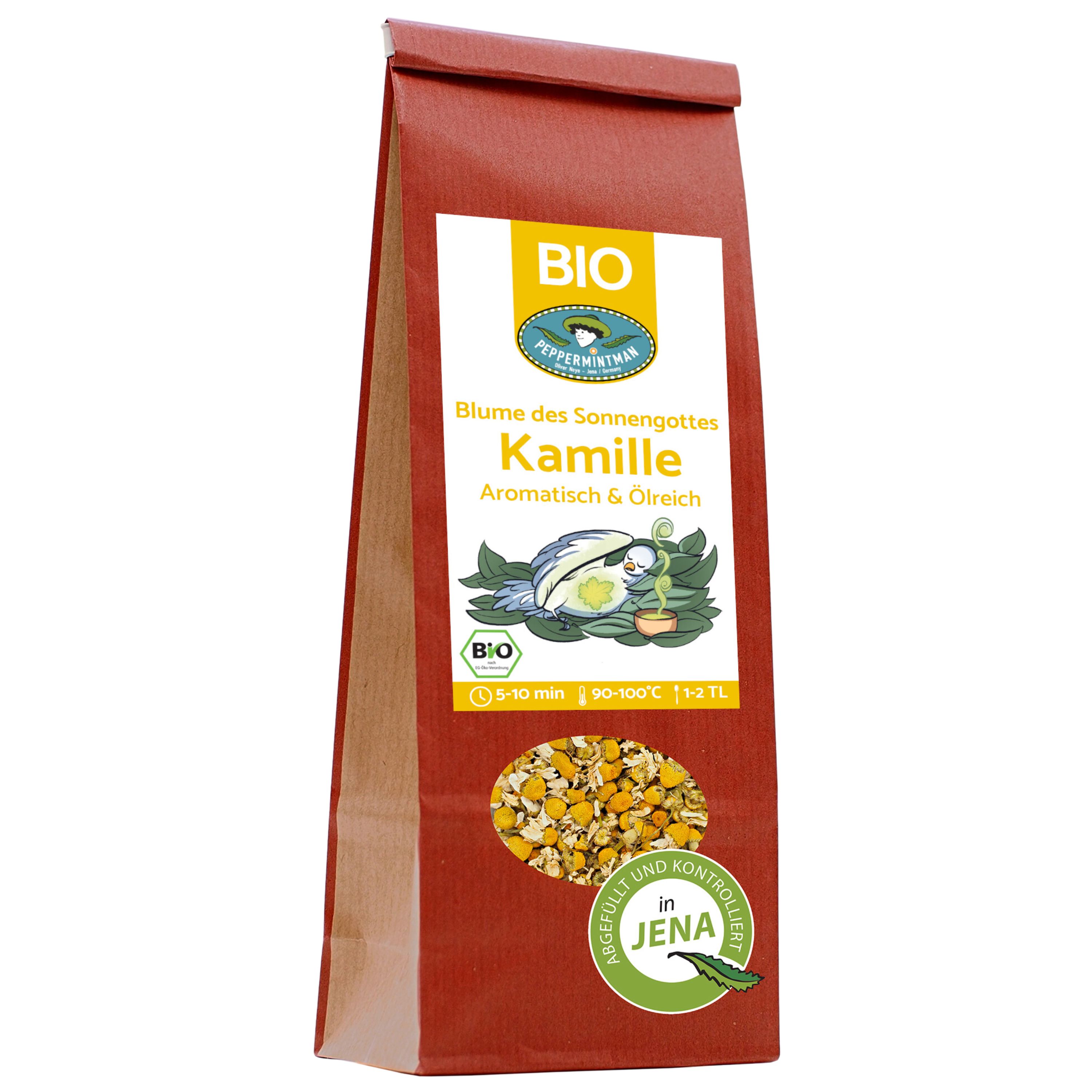 Braune Papiertüte mit Kamillentee. Aufdruck: BIO, Kamille, Blüten der Sonnengottes, aromatisch & ölreich. Siegel: BIO-Logo.