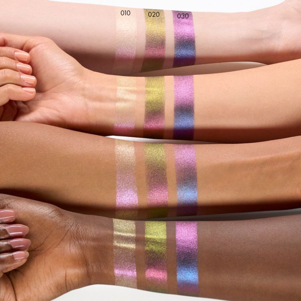 Vier Arme mit Lidschatten-Swatches. Die Farben sind gold, grün, rosa und blau. Auf den Armen stehen die Nummern 010, 020 und 030.