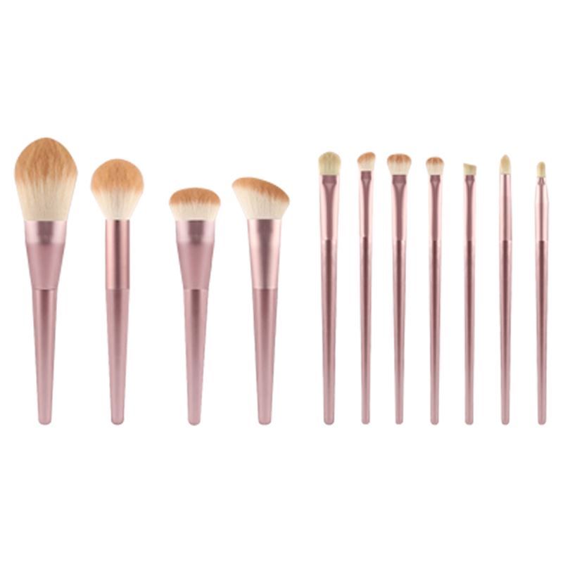 Make-up-Pinsel-Set. Rosa Griffe, helle Borsten. Verschiedene Formen und Größen. Auf weißem Hintergrund.