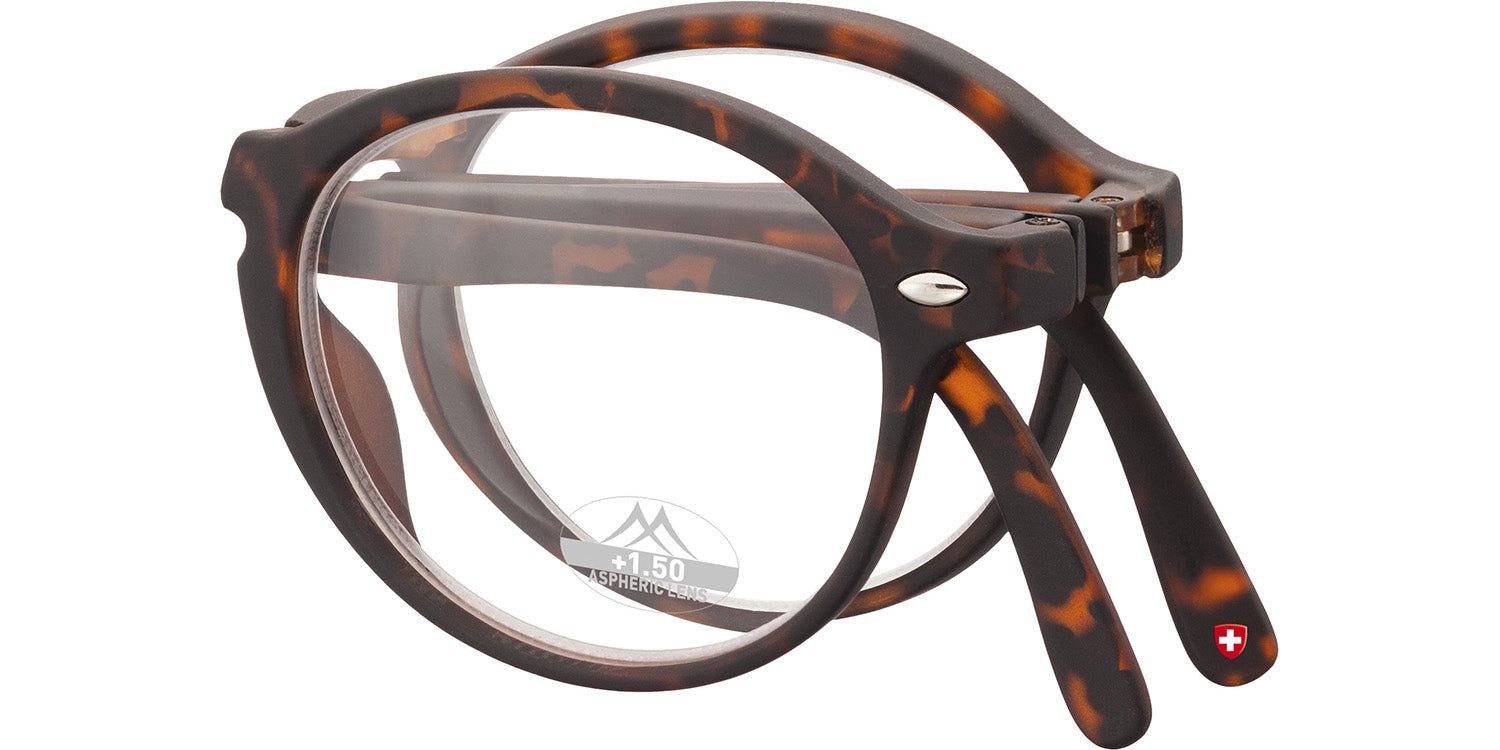 Zusammengeklappte Lesebrille, braun gemustert. Bügel und Rahmen mit Logo. Schweizer Kreuz am Bügel. Gläser mit +1.50.