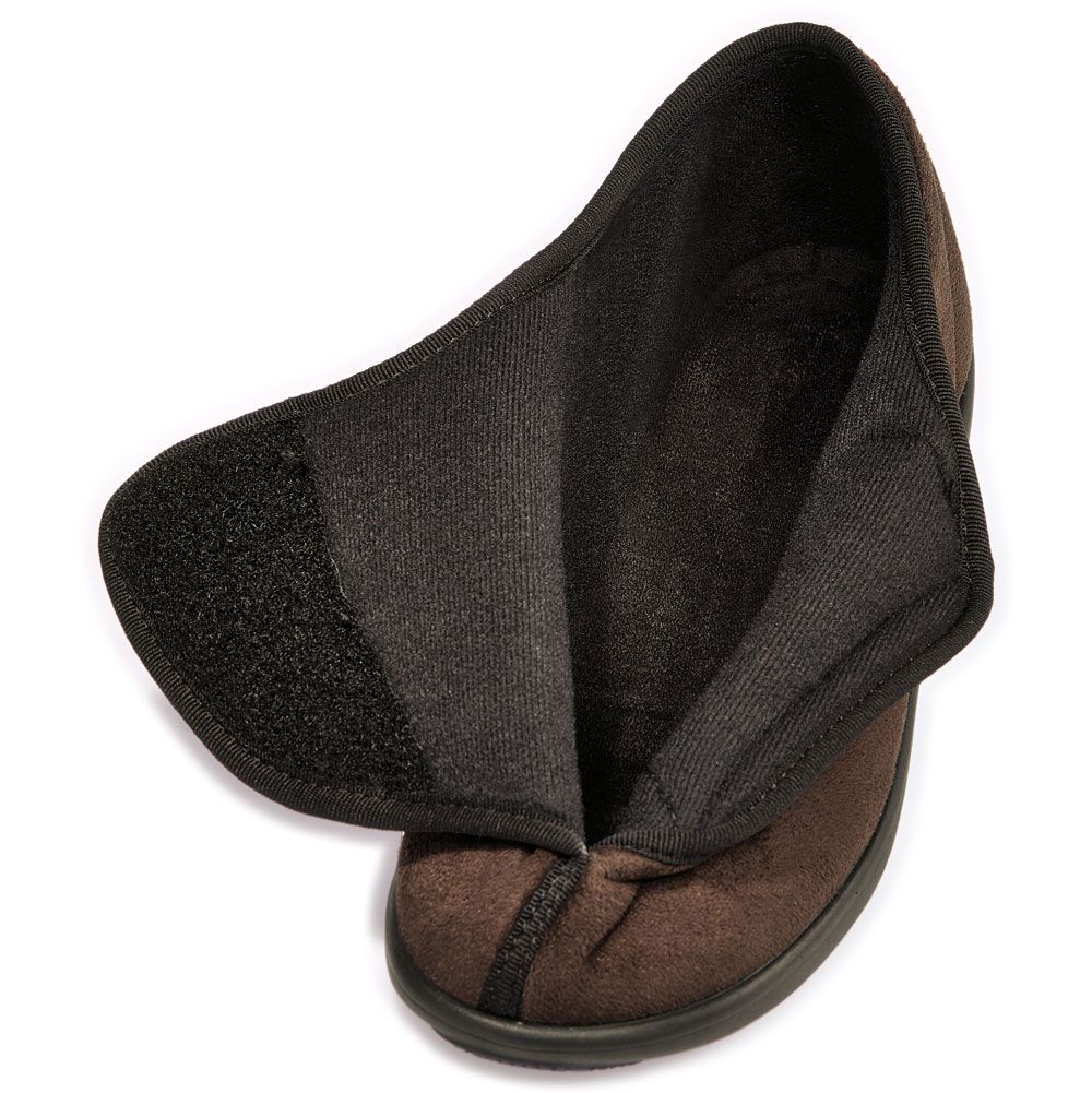 Brauner Halbschuh, Klettverschluss geöffnet. Innenfutter schwarz. Detailansicht.