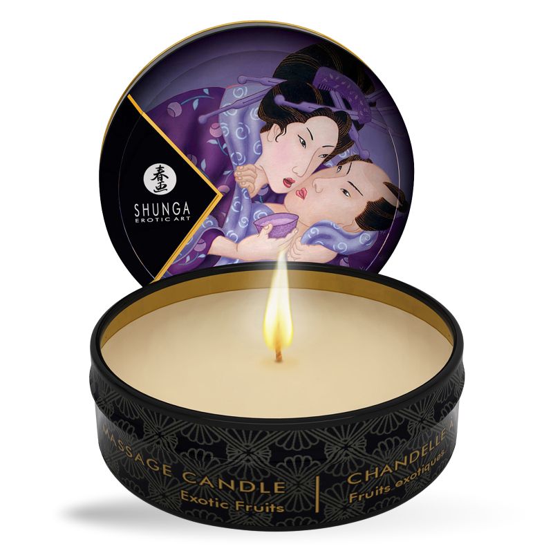 Runde Massagekerze in schwarzer Dose mit Deckel. Aufschrift: Massage Candle Exotic Fruits. Geisha-Illustration auf dem Deckel.