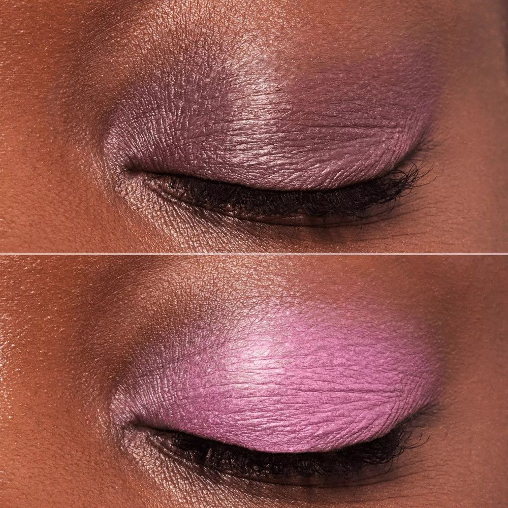 Zwei Augenlider mit rosa Lidschatten. Nahaufnahme. Obere und untere Augenlider.