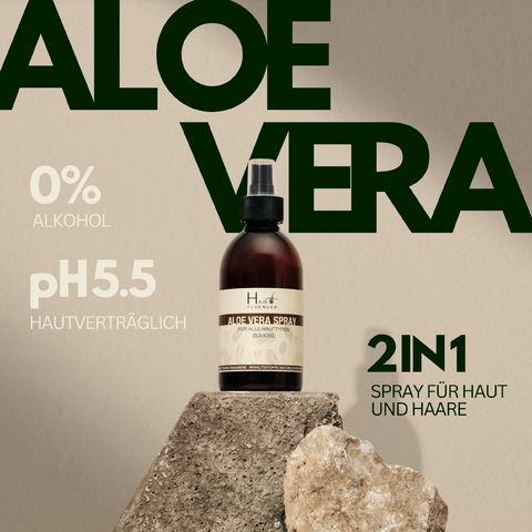 Aloe Vera Spray Flasche auf Stein. Text: 0% Alkohol, pH 5.5, hautverträglich, 2in1 Spray für Haut und Haare.
