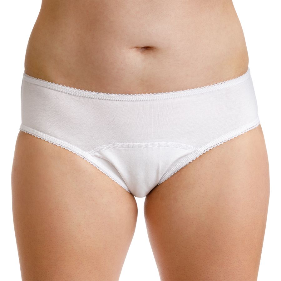 Weiße Inkontinenz-Jazz-Pants. Baumwoll-Slip mit Spitzenbesatz. Vorderseite mit verstärktem Bereich. Ansicht von vorne, auf einem Körper getragen.