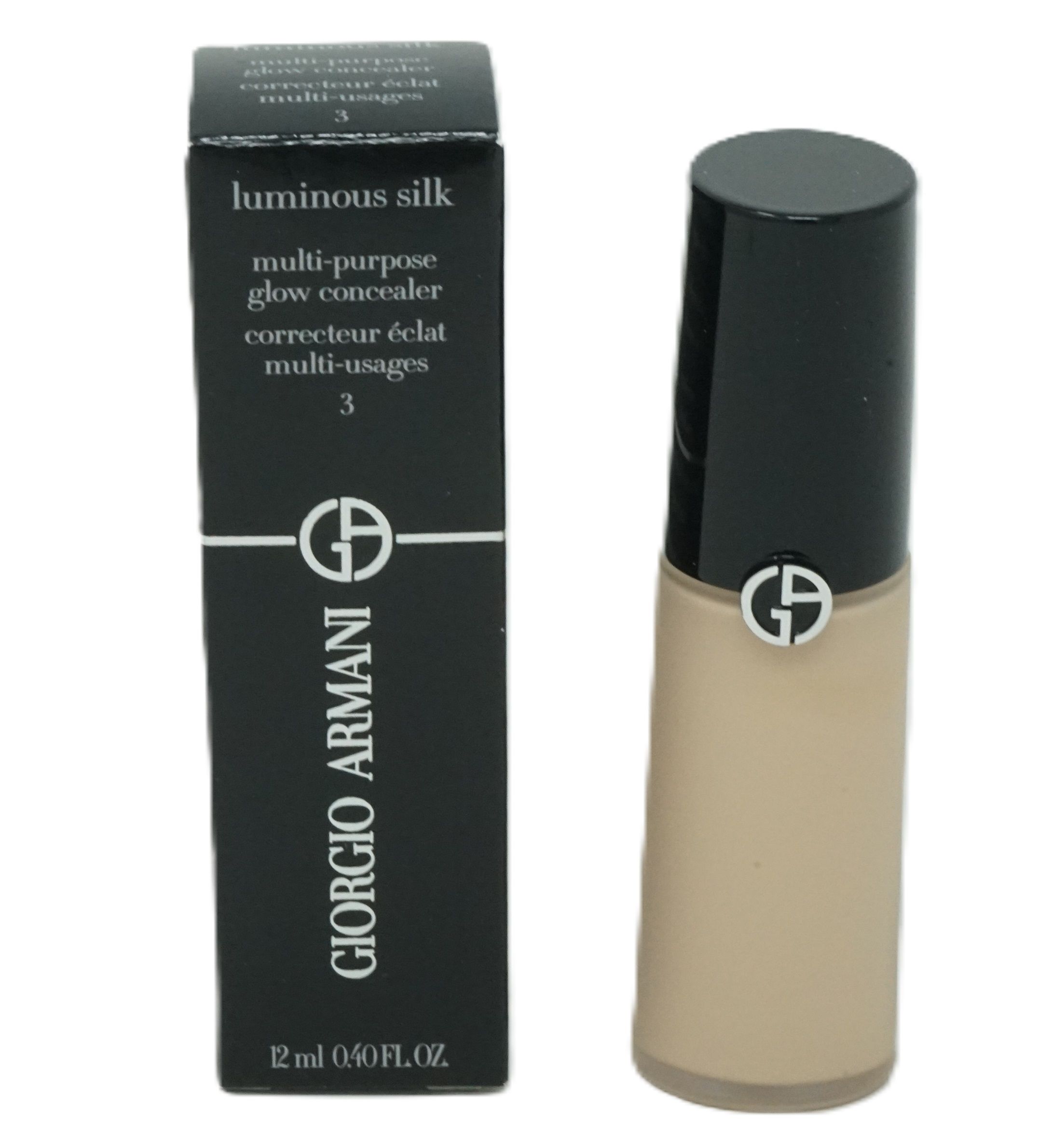 Beige Concealer mit schwarzem Deckel und Verpackung. Giorgio Armani Logo und Produktbezeichnung auf der Verpackung.