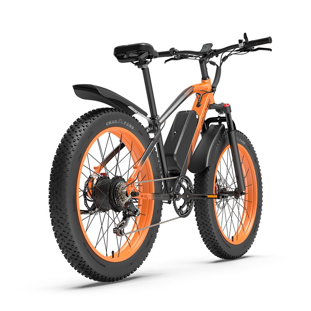 E-Mountainbike mit orangefarbenen Felgen und Reifen. Schwarzer Rahmen, Schutzbleche und Sattel. Batterie am Rahmen.