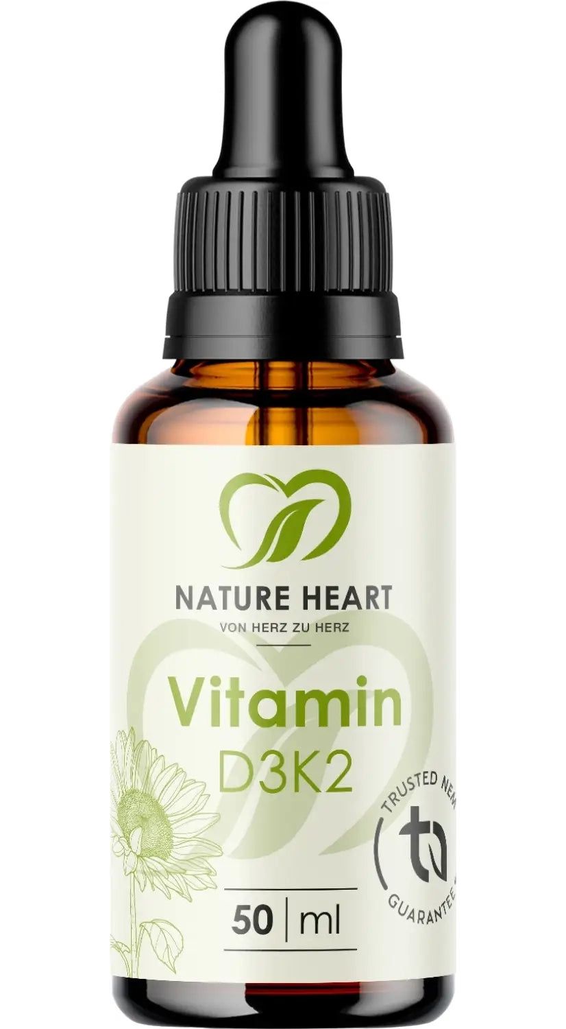 Braunglasflasche mit Tropfer. Etikett mit Logo, Schriftzug "Vitamin D3K2" und "50 ml".