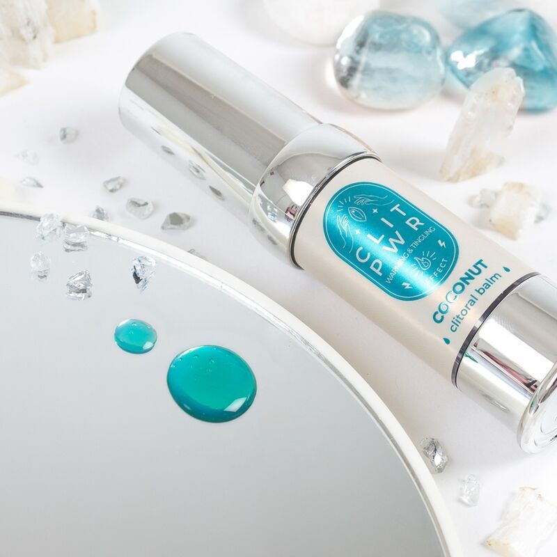 Zylinderförmige Flasche mit Aufschrift CLIT PWR Coconut. Auf einem Spiegel mit Tropfen. Dekorative Elemente.