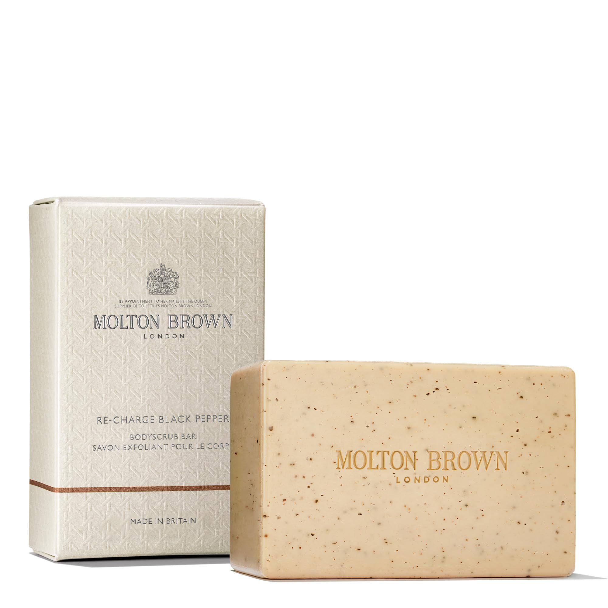 Beige Seife mit schwarzen Punkten und Verpackung. Marke Molton Brown, Re-Charge Black Pepper Bodyscrub Bar.