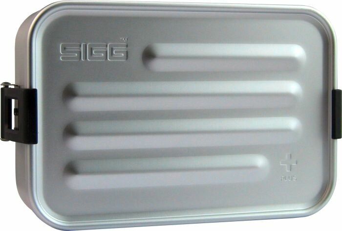 SIGG Lunchbox Metal Box Plus S. Silberfarbene Metallbox mit geriffelter Oberfläche. Schwarze Verschlüsse. SIGG-Logo oben links.