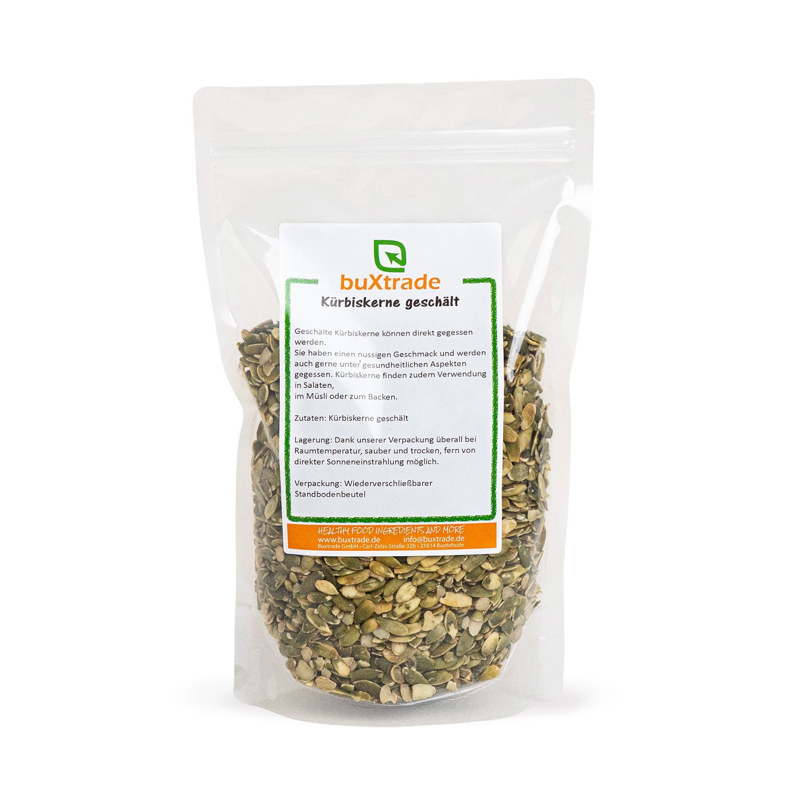 Transparente Verpackung mit Kürbiskernen. Aufkleber mit Produktinformationen und Logo 'buXtrade'.