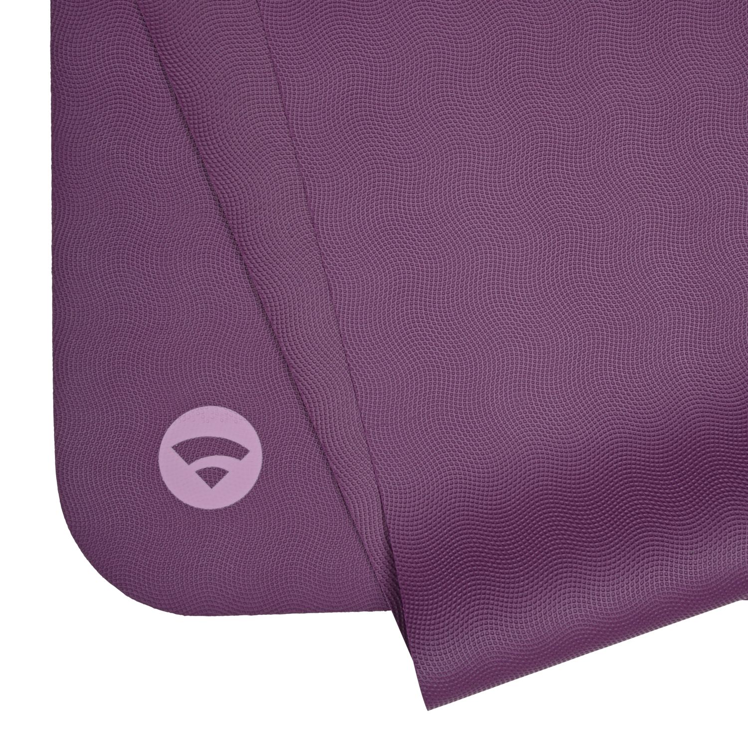 Violette Yogamatte, Detailansicht. Logo in der Ecke. Strukturierte Oberfläche.