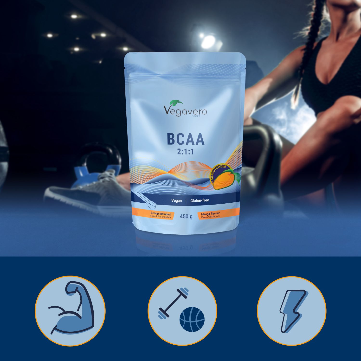BCAA Pulver-Beutel in Fitness-Kontext. Aufschrift: Vegavaro, BCAA 2:1:1, Mango Flavour, Vegan, Gluten-frei. Im Hintergrund: Sportgeräte und eine Person.