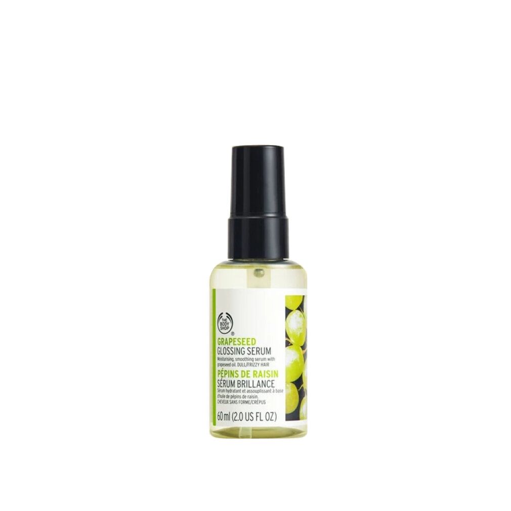 Klarflüssiges Serum in einer Glasflasche mit schwarzem Sprühkopf. Etikett mit Produktnamen und Inhaltsangaben.