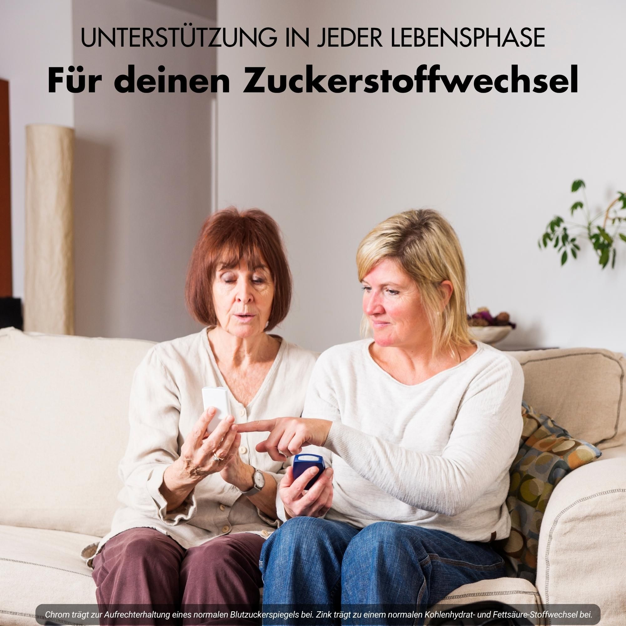 Zwei Frauen sitzen auf einem Sofa. Eine zeigt auf ein Gerät. Text: Für deinen Zuckerstoffwechsel. Chrom trägt zur Aufrechterhaltung eines normalen Blutzuckerspiegels bei.