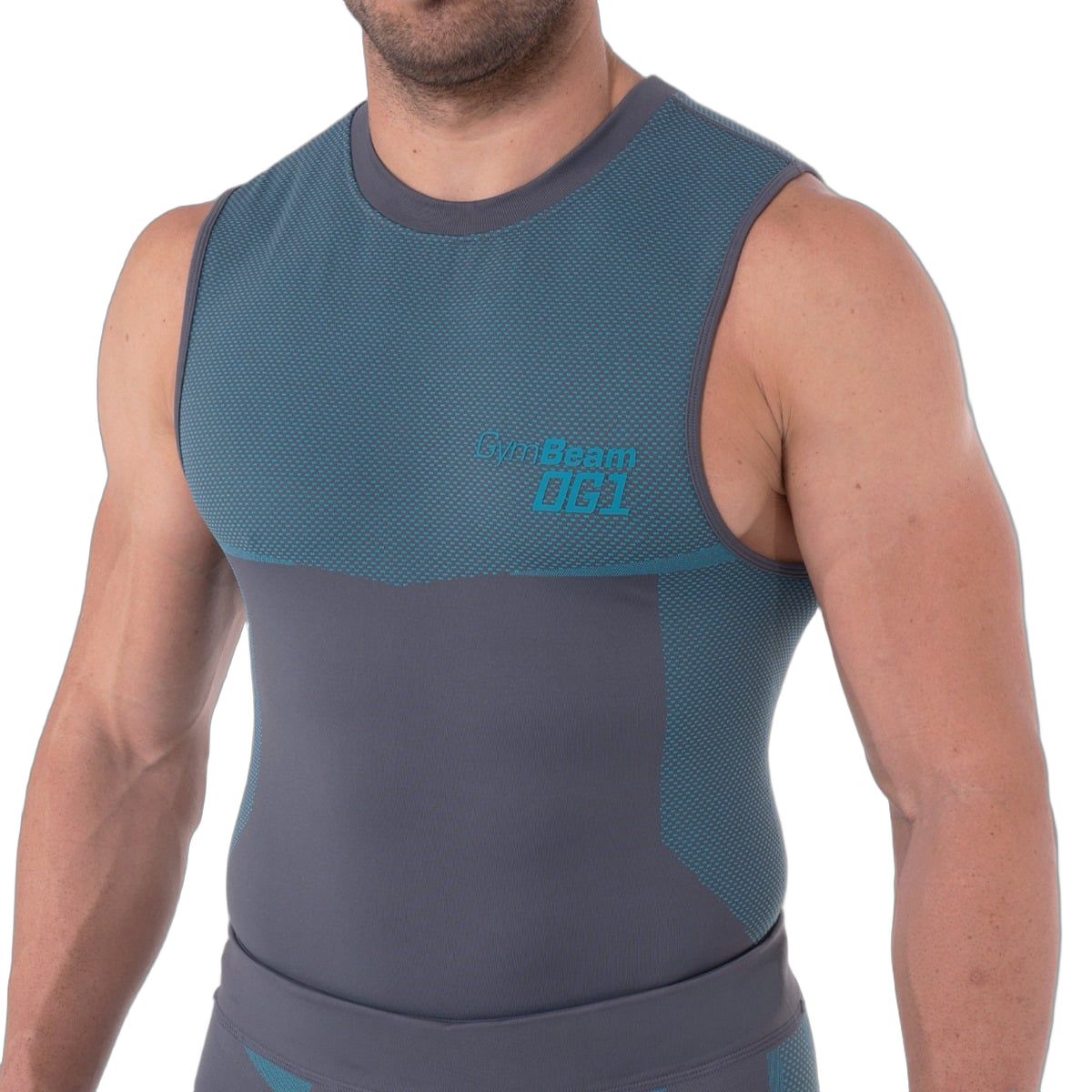 Nahaufnahme des GymBeam OG1 Logos auf einem grauen Herren-Tanktop mit blauen Details.