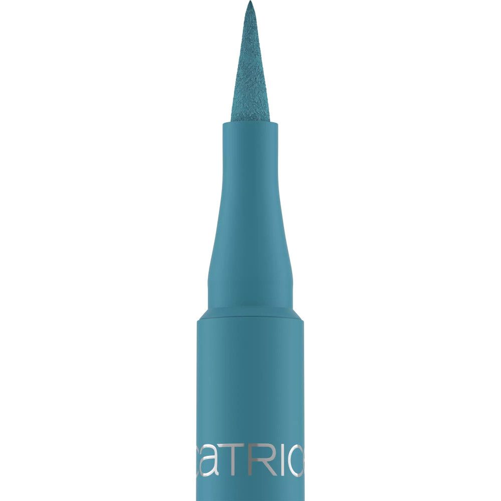 Nahaufnahme der Spitze eines blauen Eyeliners. Marke: CATRICE.