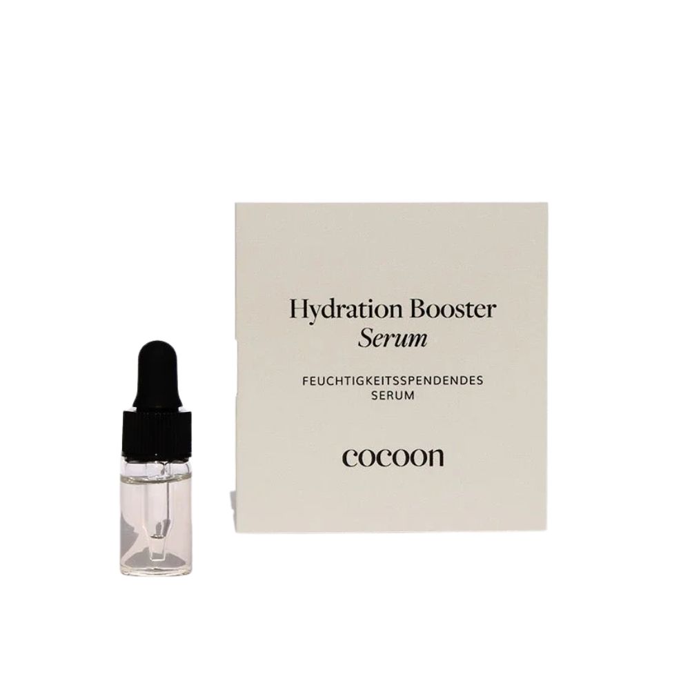 Serumflasche mit Pipette und Faltschachtel. Aufschrift: Hydration Booster Serum, cocoon.