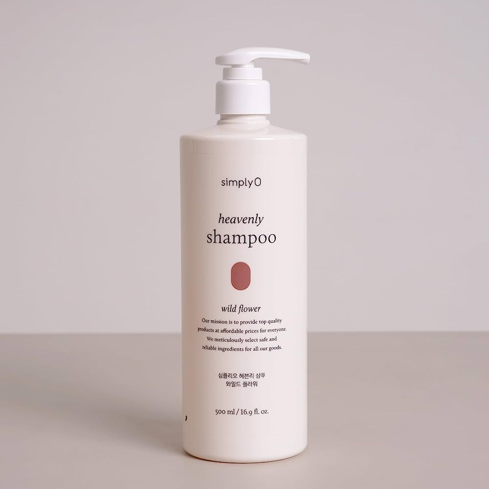 Weißer Shampoo-Behälter mit Pumpe. Aufschrift: simplyO heavenly shampoo wild flower. Koreanischer Text. 500 ml/16,9 fl. oz.