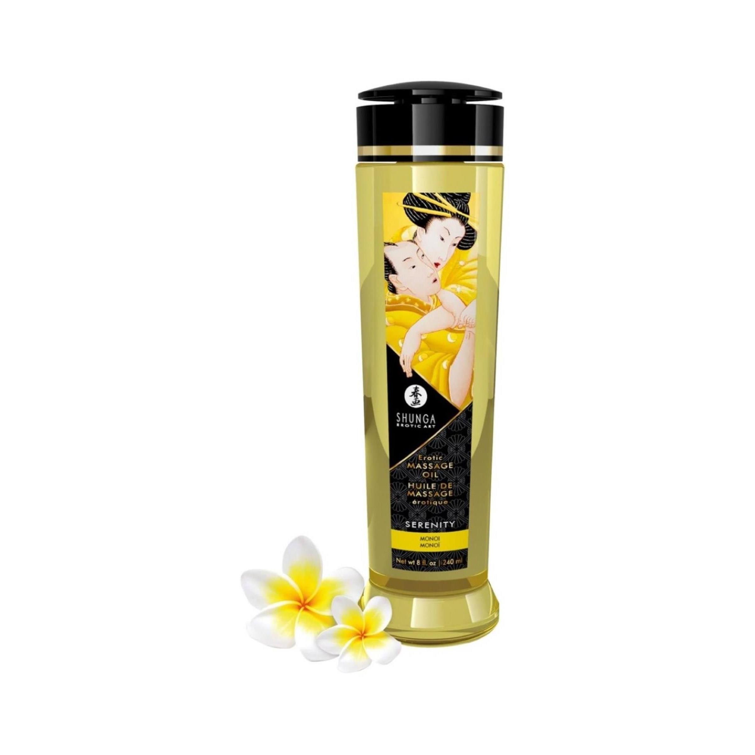 Shunga Massageöl Serenity Monoi in klarer Flasche mit schwarzem Deckel. Vorderseite mit asiatischem Motiv und Produktinformationen. Zwei Frangipaniblüten daneben.