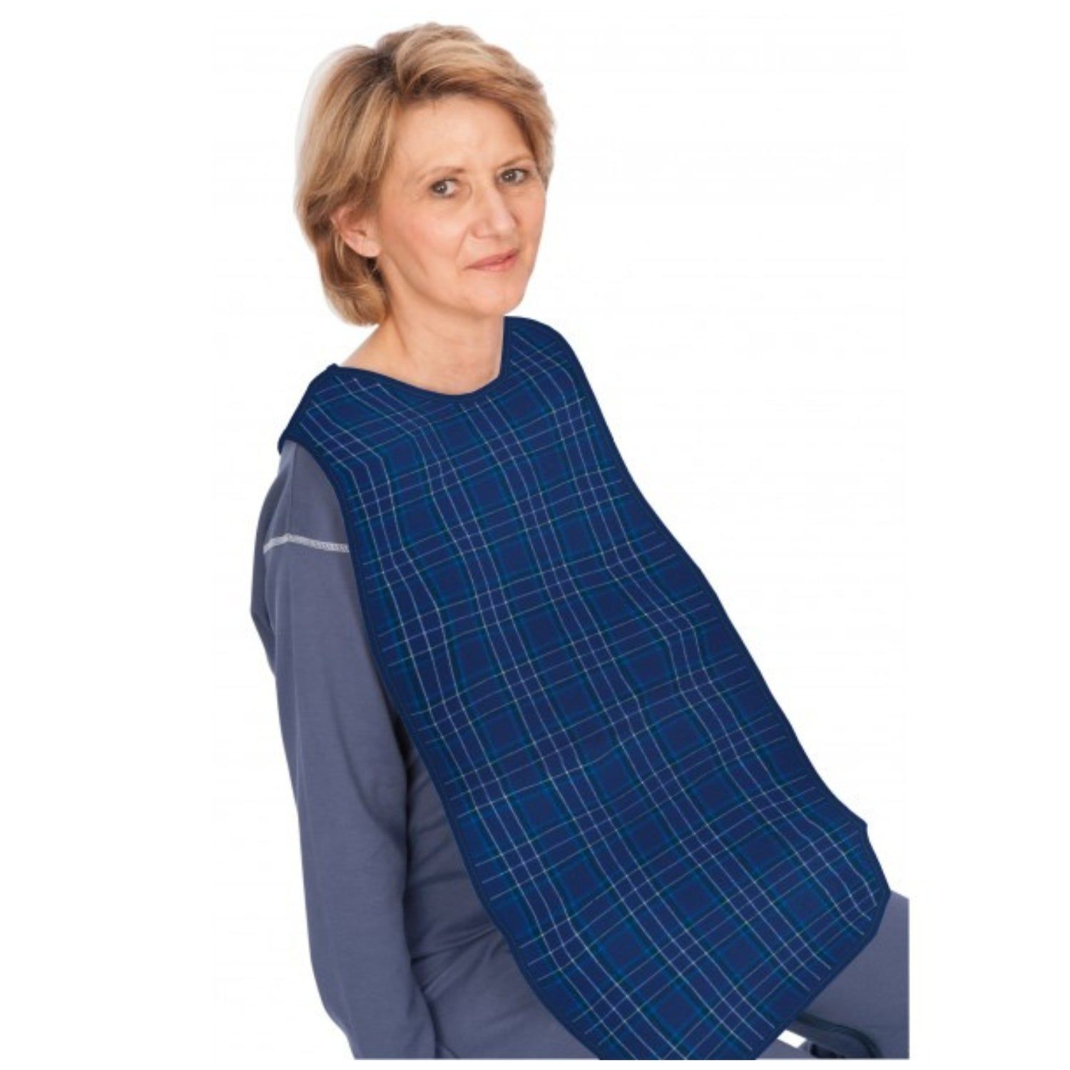 Blaue Ess-Schürze mit Karomuster. Aus Polyester. Gezeigt von einer Person getragen.