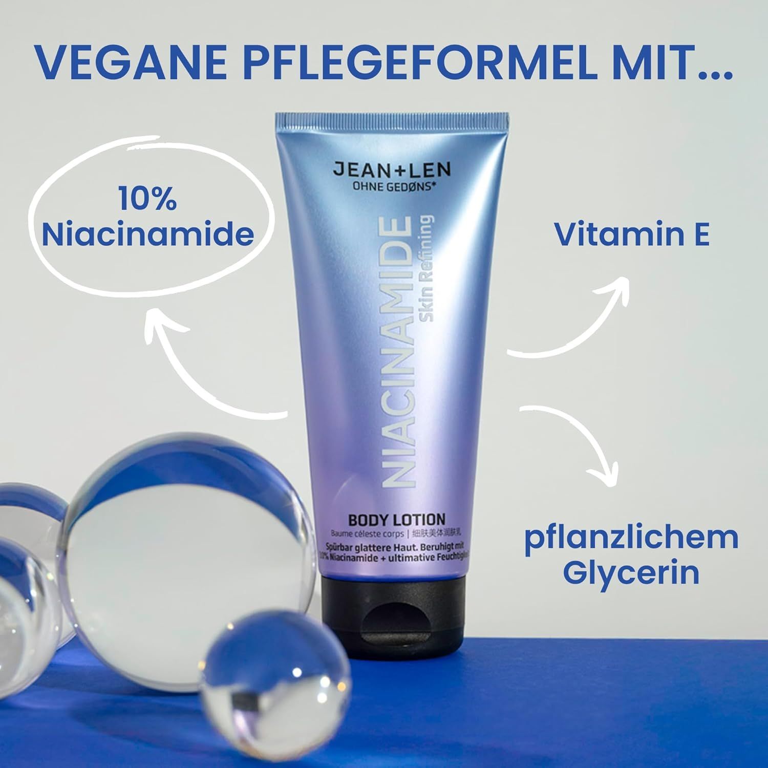 Blau-weiße Tube mit Aufschrift Niacinamide Body Lotion. Text: Vegane Pflegeformel mit 10% Niacinamide, Vitamin E, pflanzlichem Glycerin.