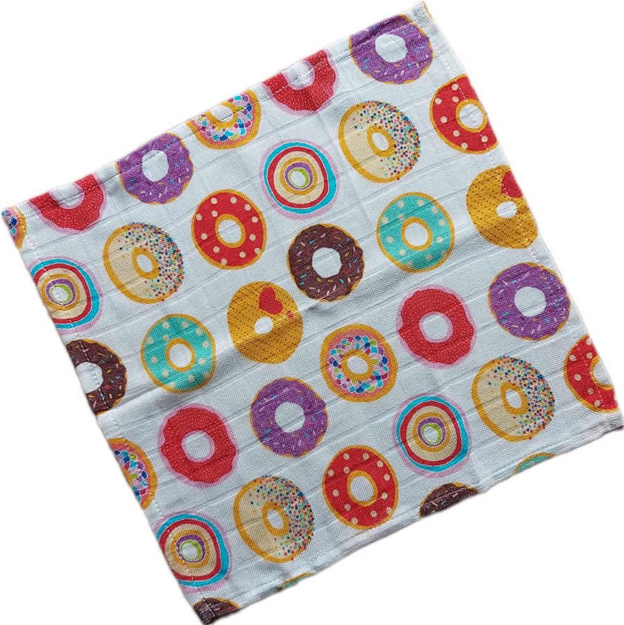 Quadratisches Musselin-Tuch mit Donut-Muster. Weiß mit bunten Donuts.