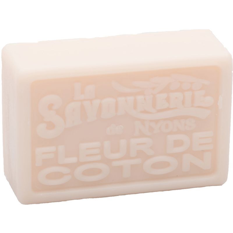 Rechteckige Seife mit eingeprägtem Schriftzug. Aufschrift: La Savonnerie de Nyons, Fleur de Coton.