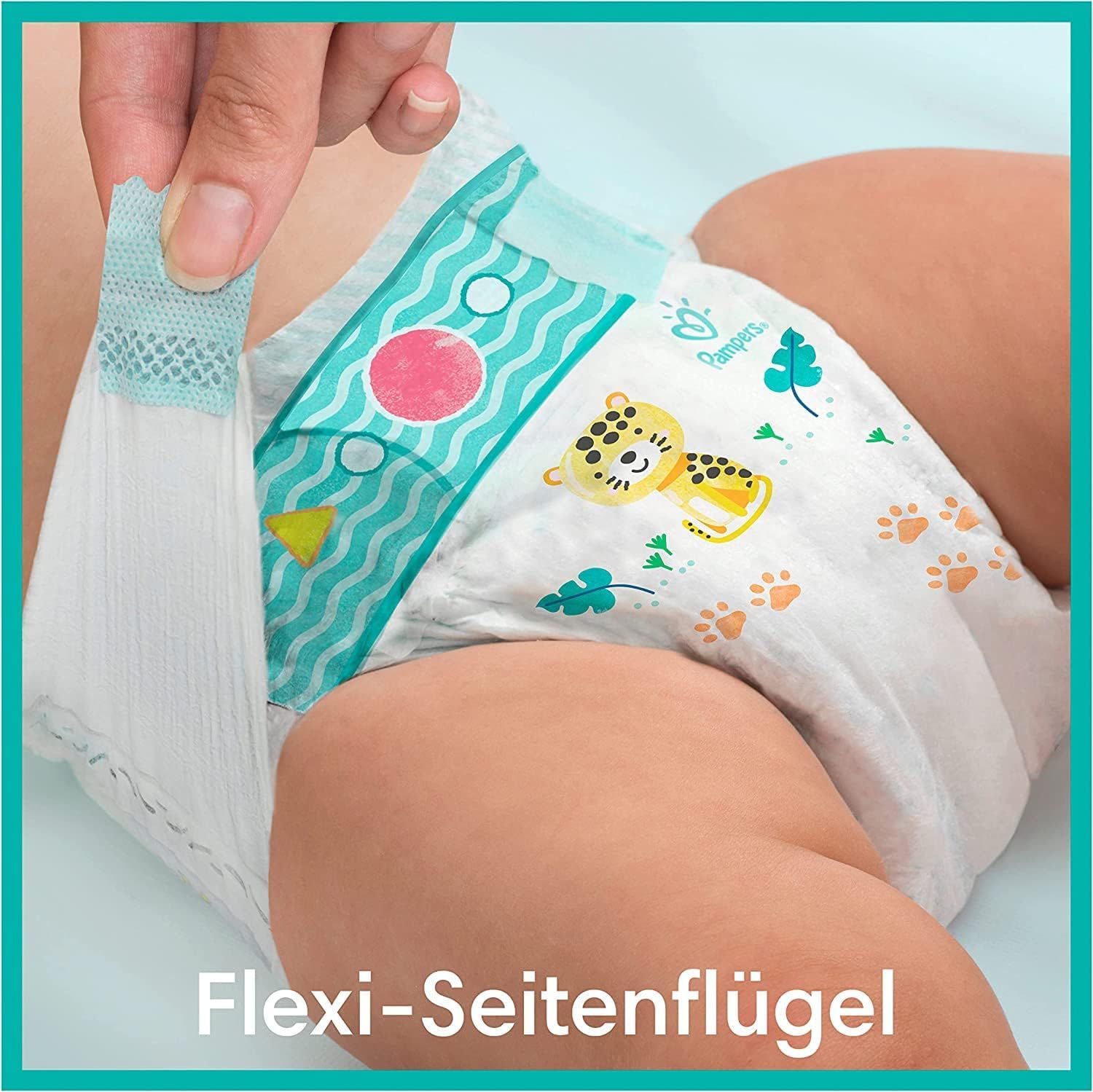 Pampers Baby-Dry Windel am Baby. Flexi-Seitenflügel werden gezeigt. Text: Flexi-Seitenflügel.