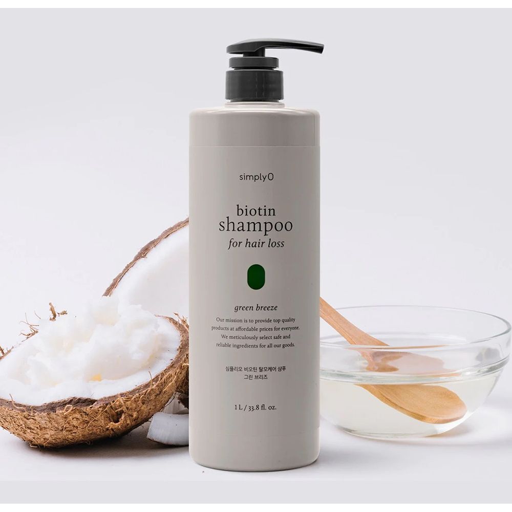 Graue Shampoo-Flasche mit schwarzem Pumpverschluss. Aufschrift: biotin shampoo for hair loss. Marke: simplyO. Kokosnuss und Schüssel.