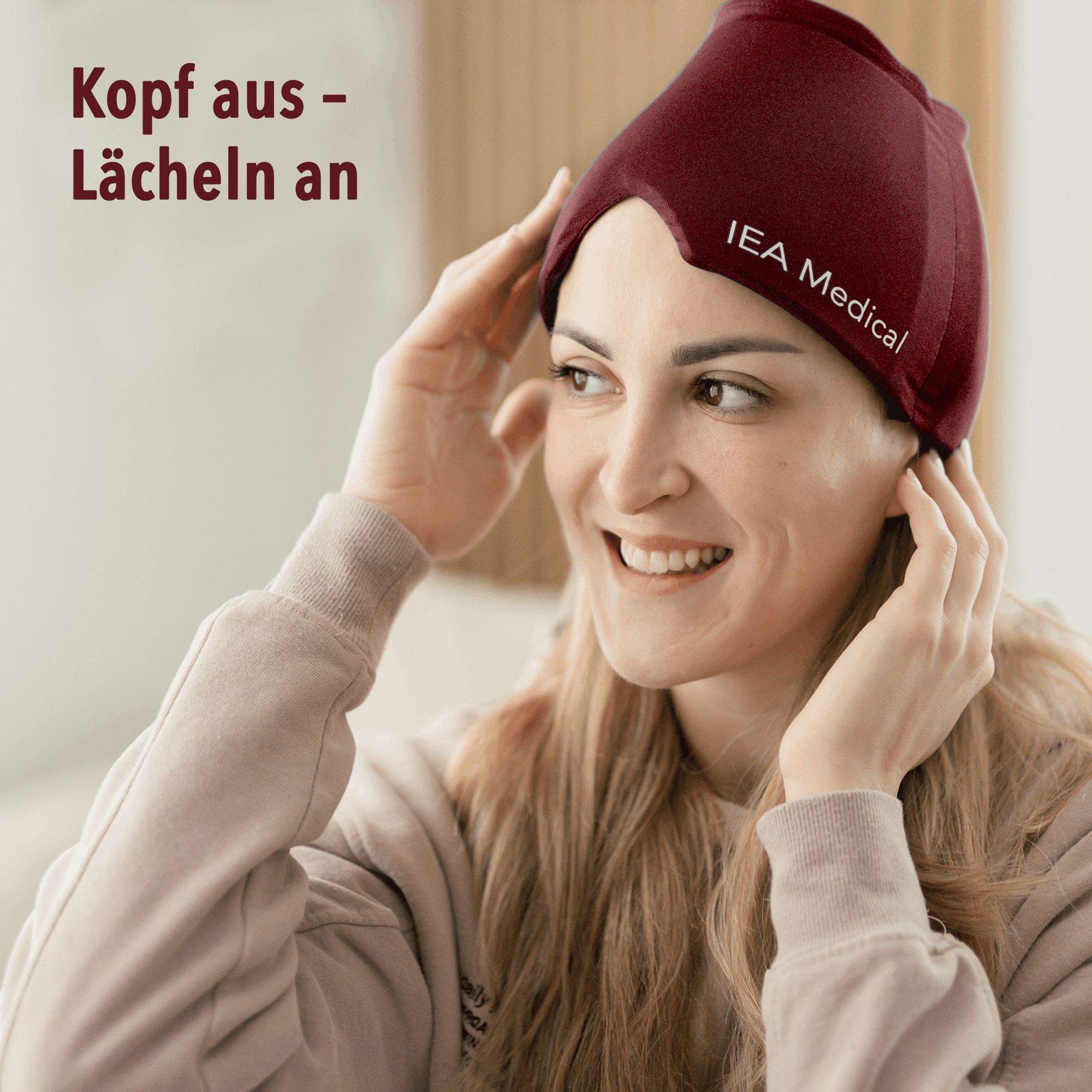 Frau mit Migränemaske. Text: Kopf aus - Lächeln an. IEA Medical Logo. Produkt auf Kopf.