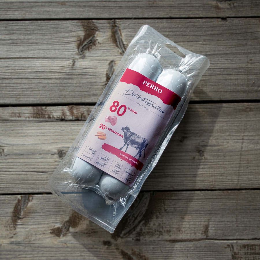 Verpackung mit zwei Rollen. Aufdruck: PERRO Delikatessrollen, 80% Rind, 20% Süßkartoffel, Abbildung eines Rinds.