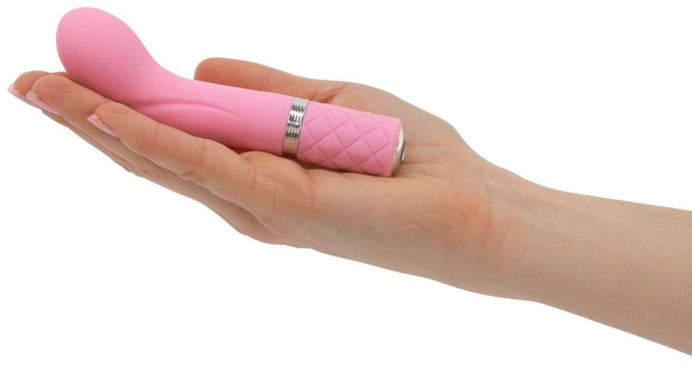Rosa Vibrator, in einer Hand gehalten. Der Griff hat ein Rautenmuster. Silberne Akzente.