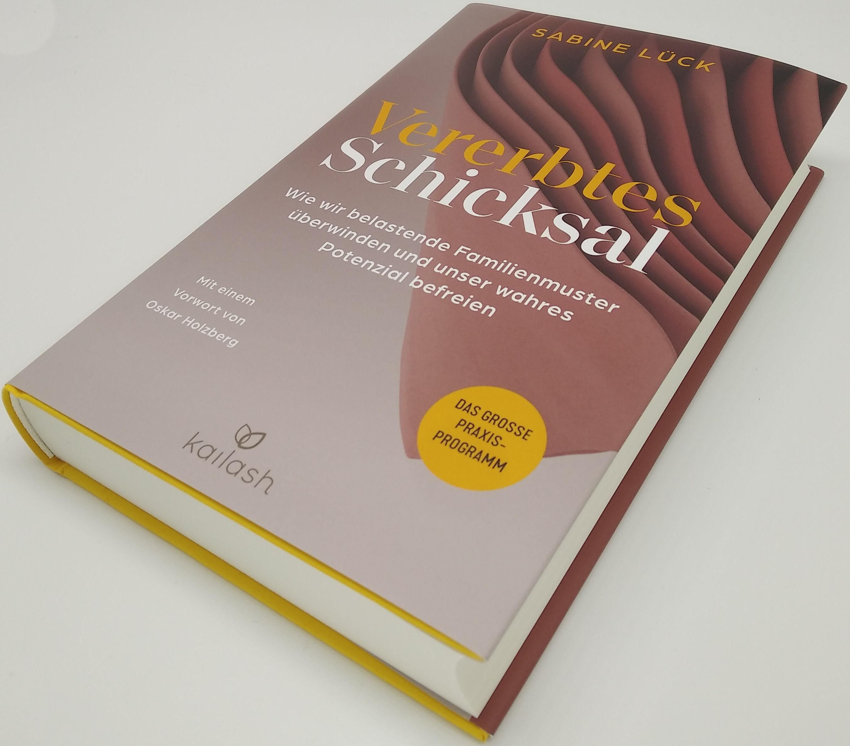 Buch Vererbtes Schicksal, von Sabine Lück. Cover mit Titel, Autorin und Verlag Kailash. Buch liegt offen.