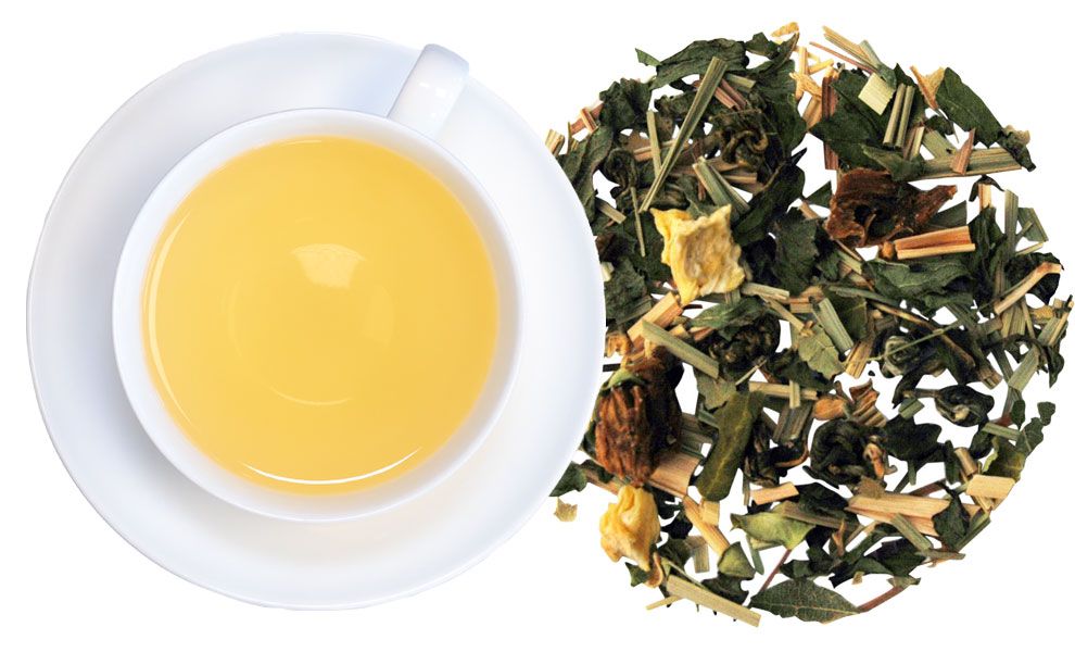 Tasse TeeGschwendner NATURrein Bio mit Tee und losem Tee daneben. Gelbe Flüssigkeit in weißer Tasse auf Untertasse.