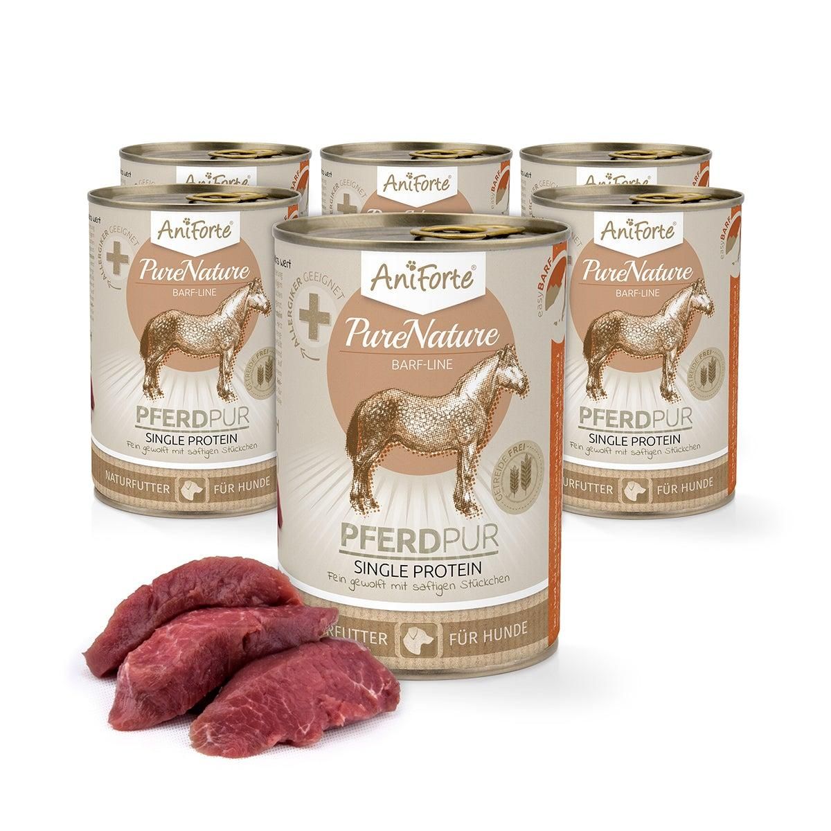 Mehrere Dosen Tiernahrung mit Etikett "Aniforte Pferd Pur". Daneben rohes Fleisch.
