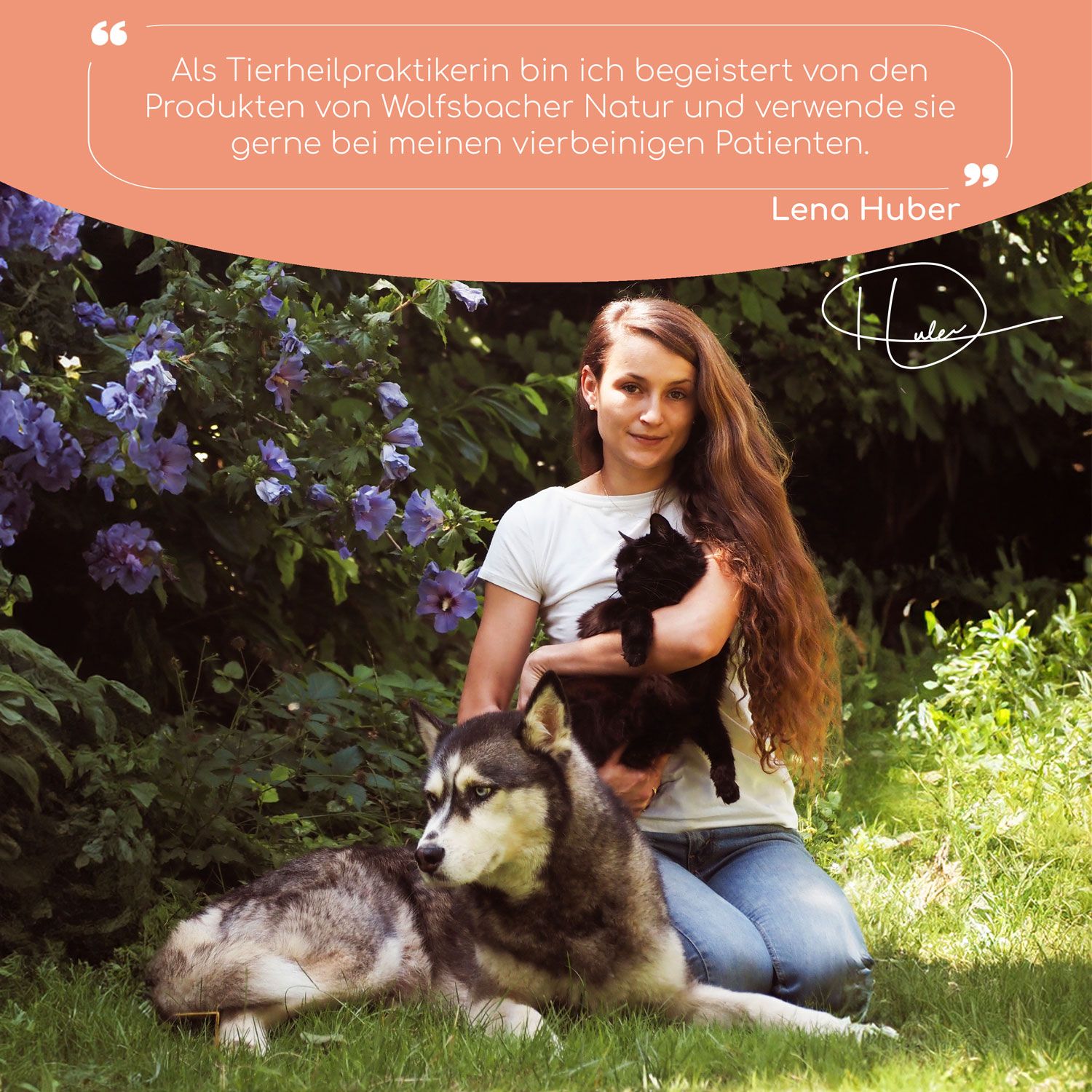 Frau mit Hund und Katze im Garten. Zitat: "Als Tierheilpraktikerin bin ich begeistert..." von Lena Huber. Im Hintergrund blühende Pflanzen.