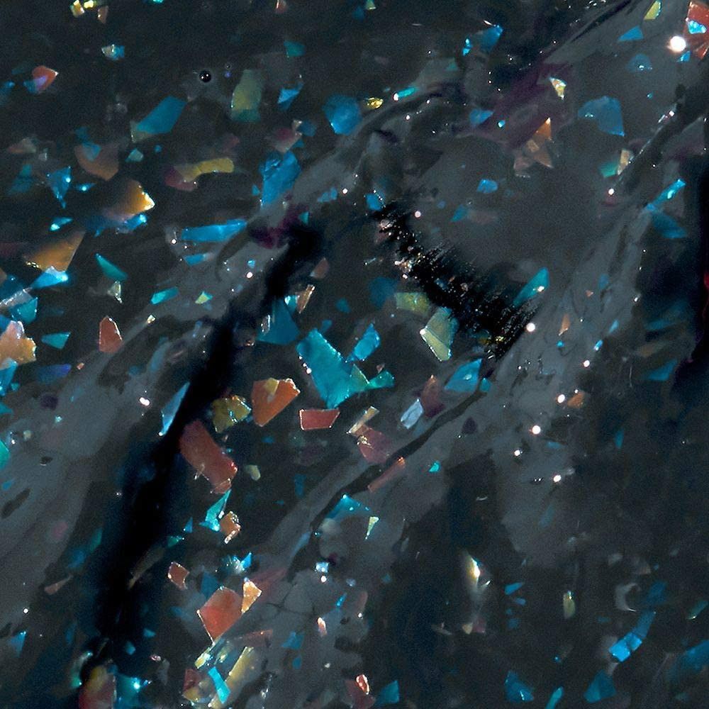 Dunkelgraue Nagellack-Textur mit bunten, schimmernden Partikeln. Nahaufnahme, Details der Farbe und des Glanzes.