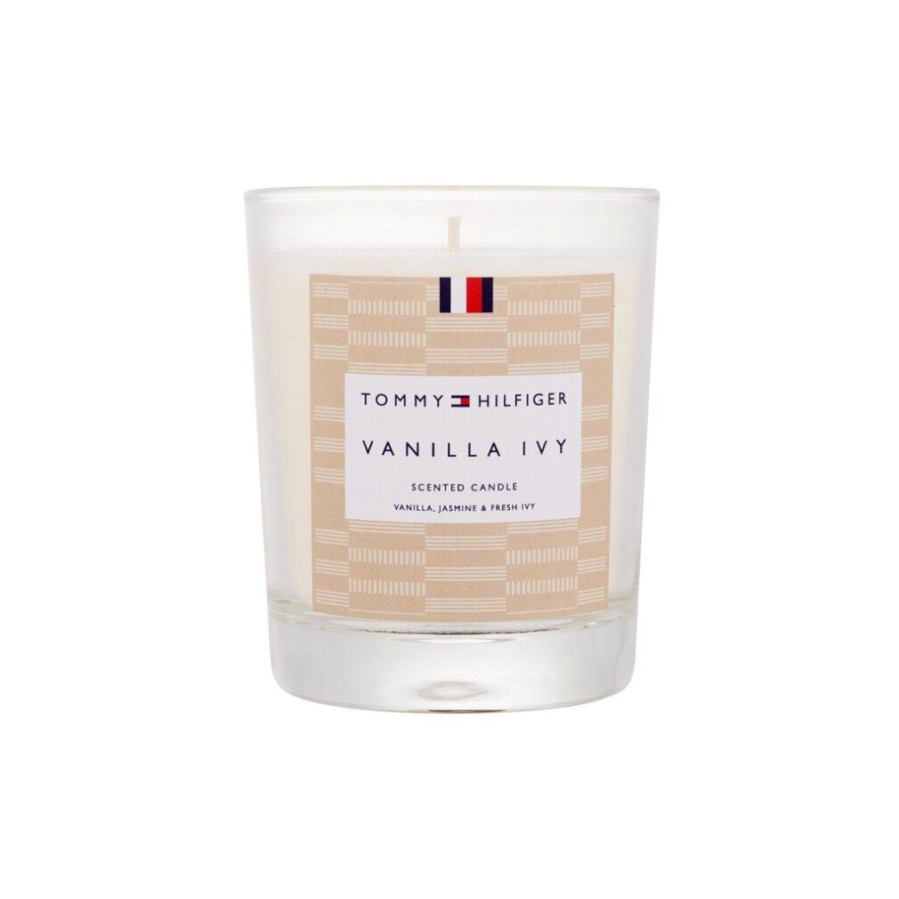 Duftkerze in Glasbehälter. Aufkleber mit Tommy Hilfiger Logo, Text: Vanilla Ivy, Scented Candle. Beige-weißes Muster.