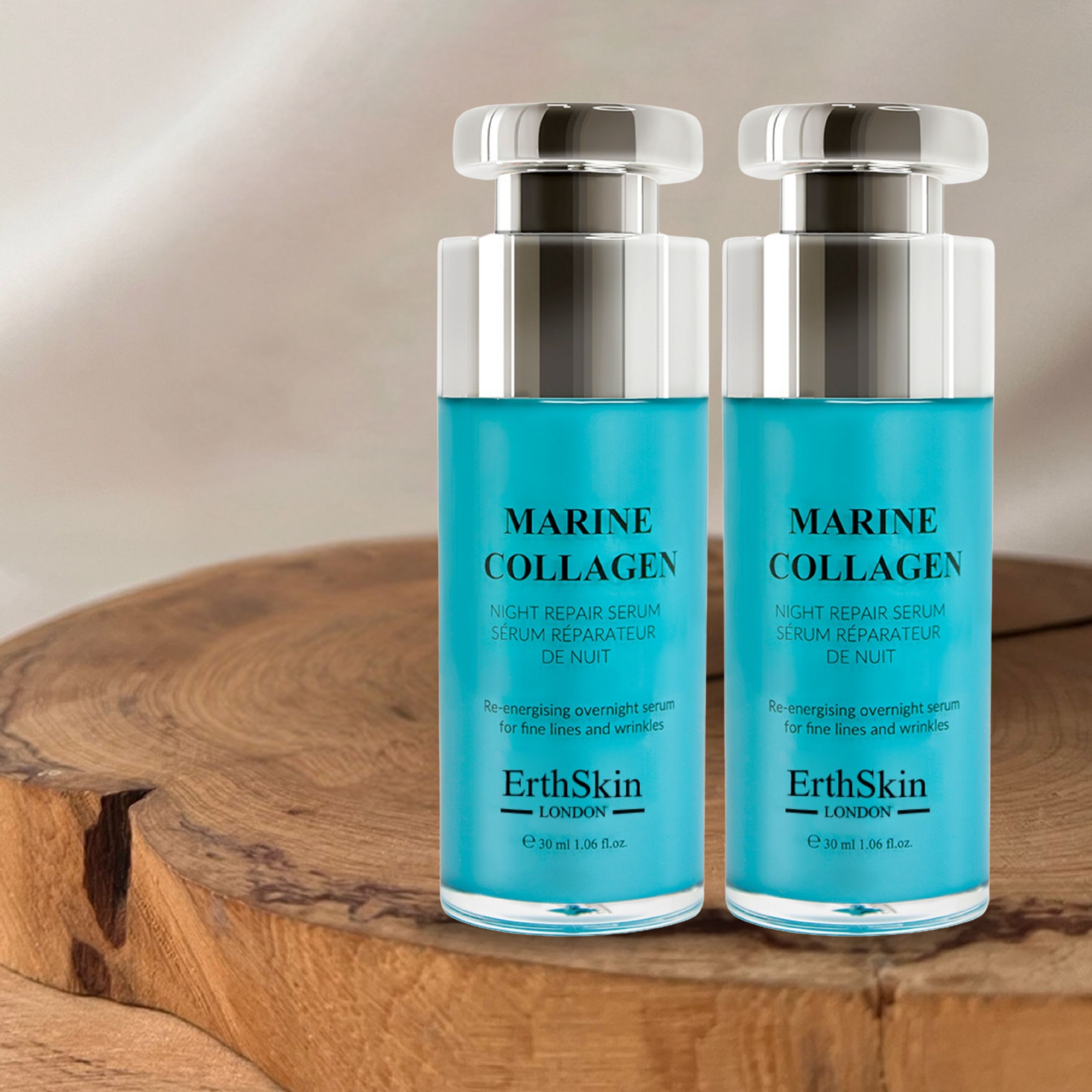 Zwei Flaschen Marine Collagen Serum auf Holz. Blaue Flaschen mit silbernen Deckeln. Text: ErthSkin London.