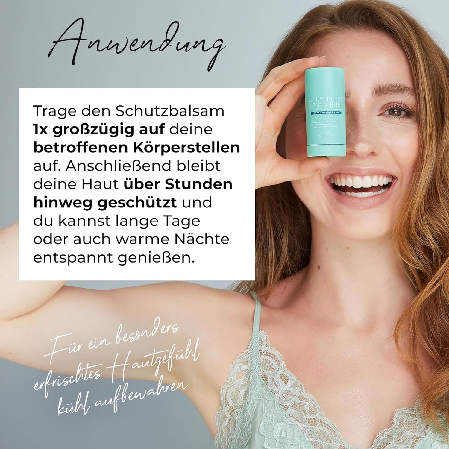 Frau hält einen grünen Stick vor ihr Auge. Auf dem Stick steht 'SUMMERSAVER'.