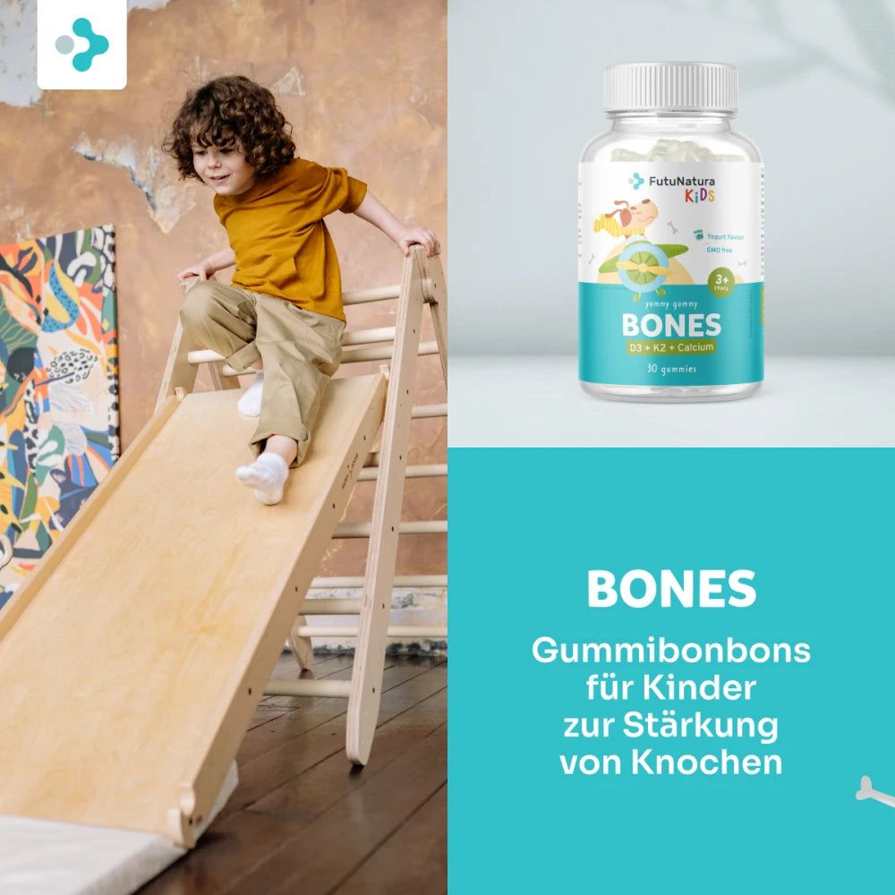Kind klettert auf einem Holzspielplatz. Daneben eine Flasche FutuNatura Bones Gummies. Text: Gummibonbons für Kinder.