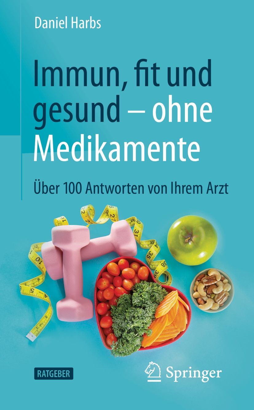 Buchcover mit Titel: Immun, fit und gesund – ohne Medikamente. Autor: Daniel Harbs. Verlag: Springer. Abgebildet sind Hanteln, Obst und Gemüse.